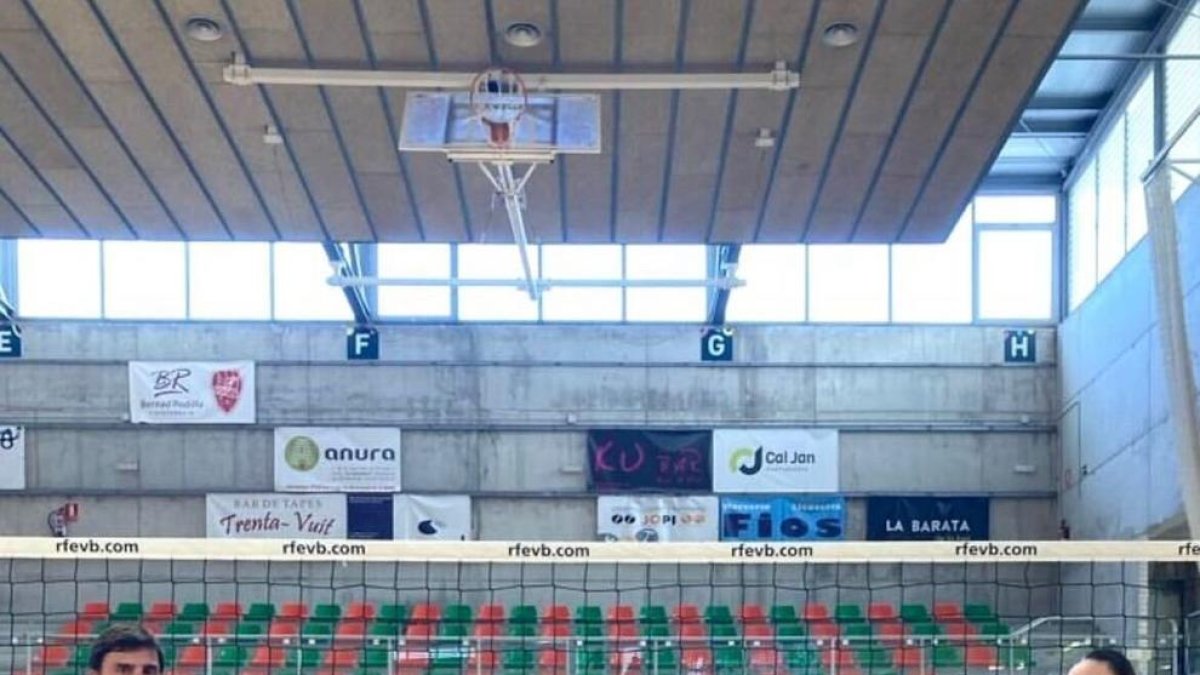 Les jugadores del CV Sant Pere i Sant Pau després de vèncer en el derbi contra el Torredembarra.