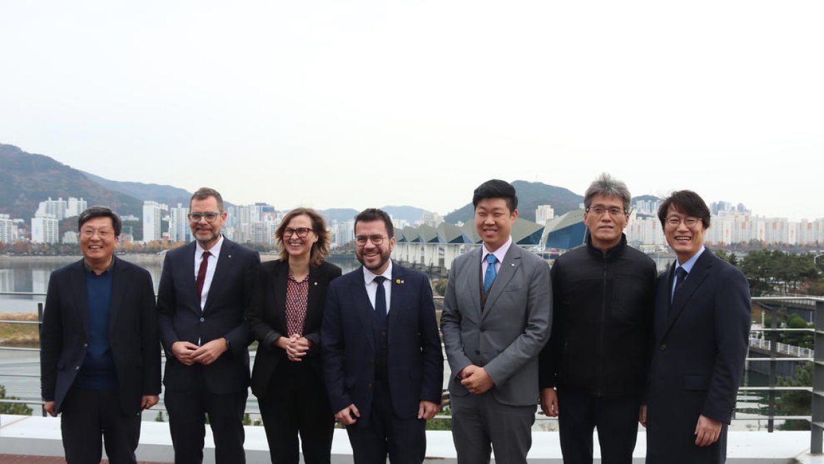 El president de la Generalitat, Pere Aragonès; i la consellera d'Acció Exterior i UE, Meritxell Serret, a Kwater, l'agència de Corea del Sud que s'encarrega de gestionar l'aigua.