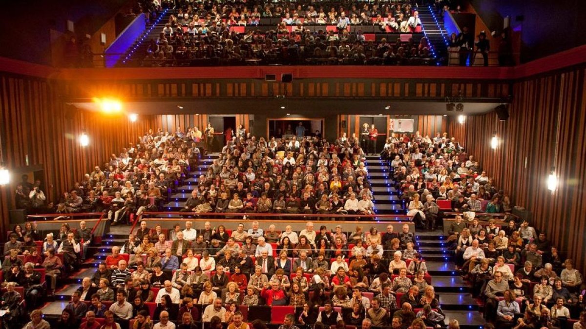 Imatge d'arxiu del pati de butaques del Teatre Tarragona ple de públic.