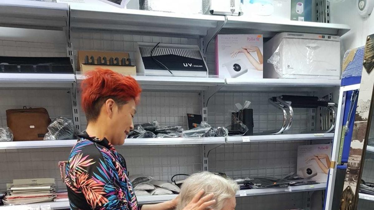 Hong Ying Liu en una de les seves sessions de perruqueria.
