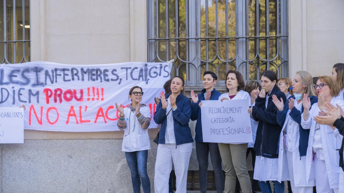 Sanitaris manifestant-se ahir al CAP Llibertat de Reus.
