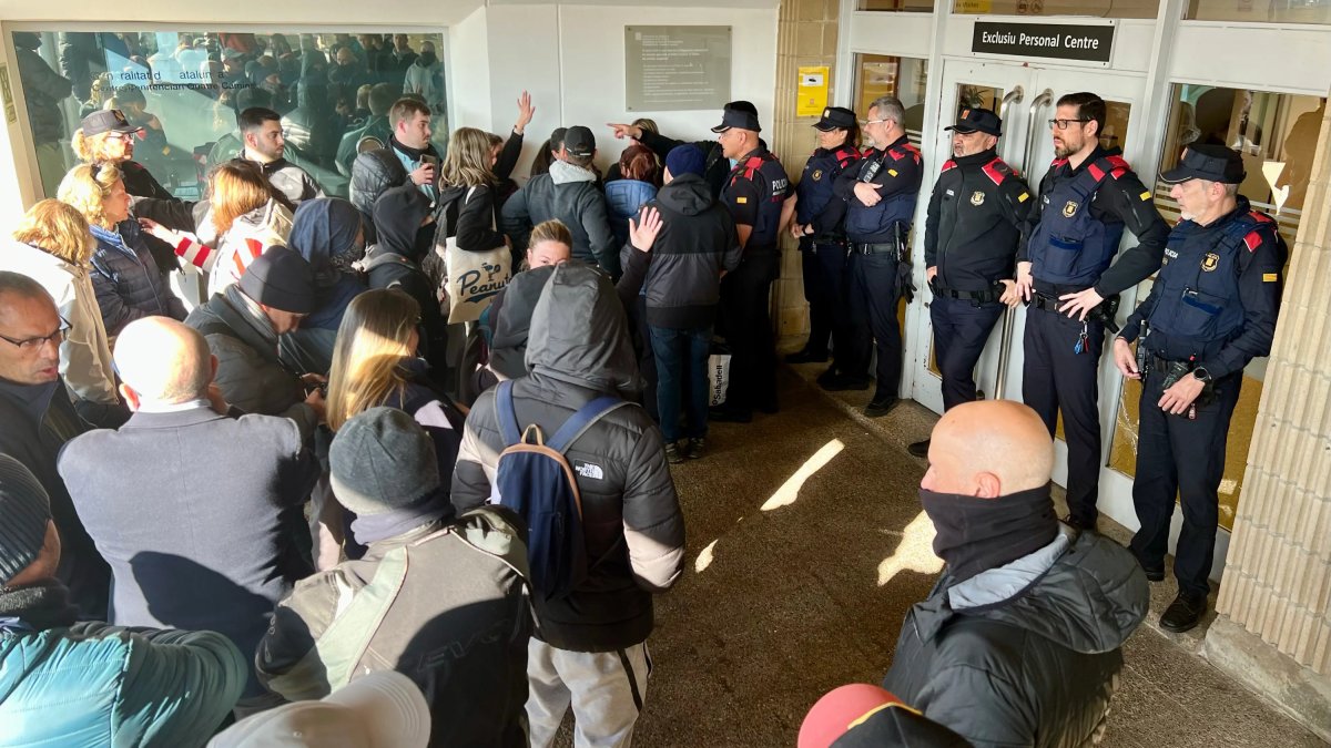 Moments de tensió a l'accés a la presó de Quatre Camins.