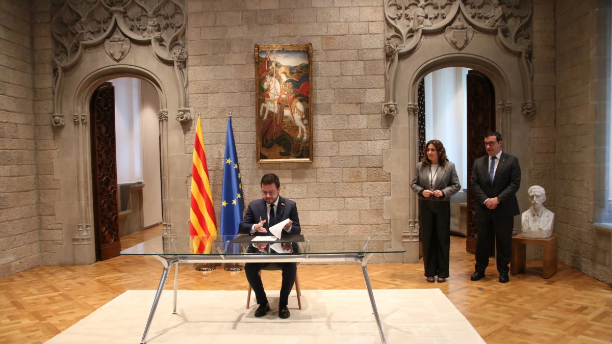 El president del Govern, Pere Aragonès, signant el decret de convocatòria de les eleccions del 12-M al Palau de la Generalitat.
