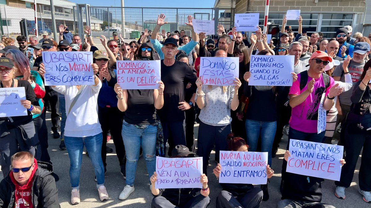 Treballadors de Quatre Camins protesten a la porta de la presó.