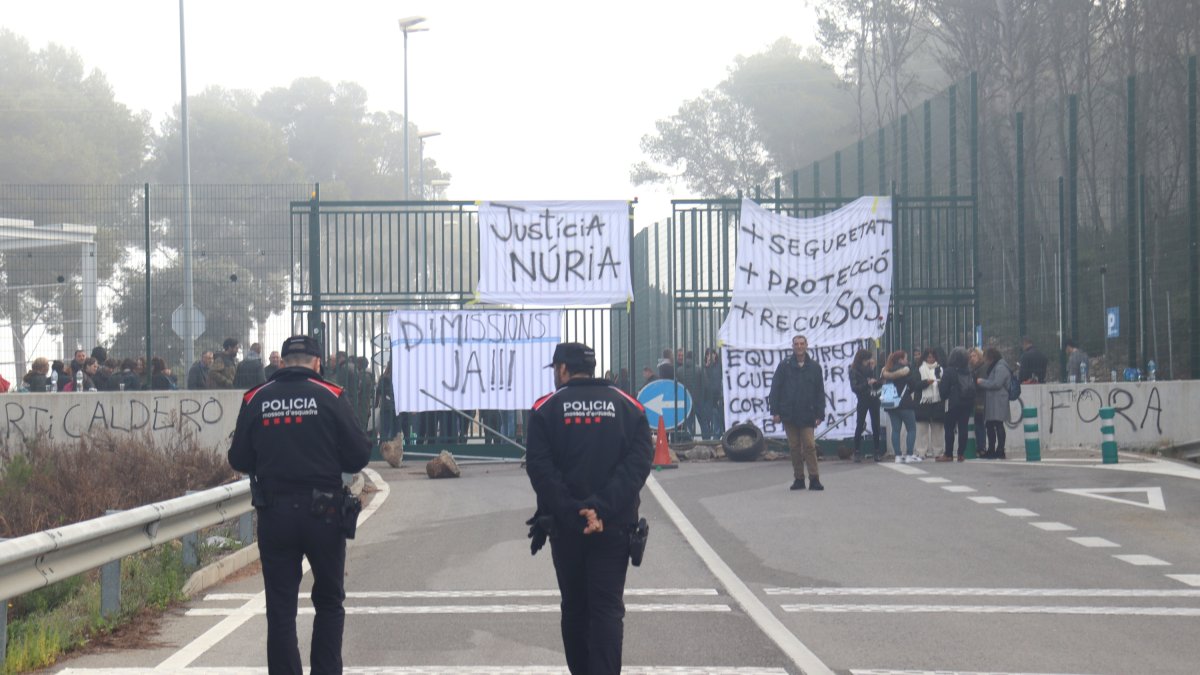 Dos mossos davant les portes del centre penitenciari Mas d'Enric durant la jornada de protesta.