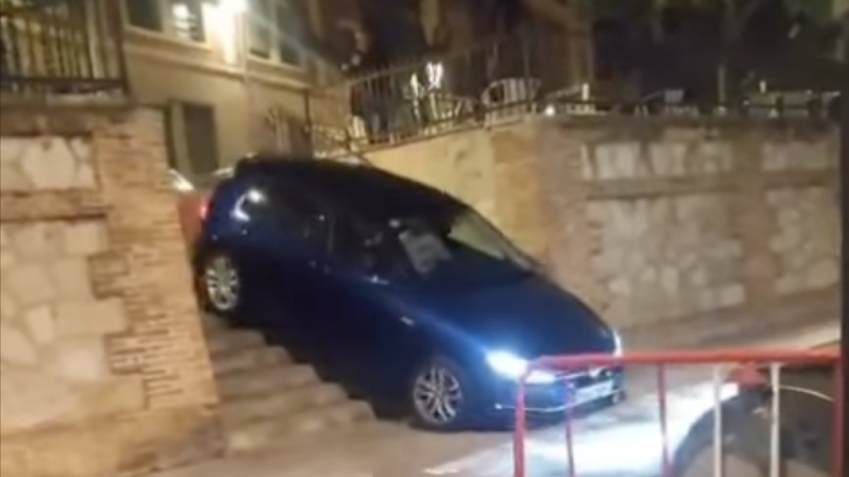 Imatge del cotxe baixant per les escales.