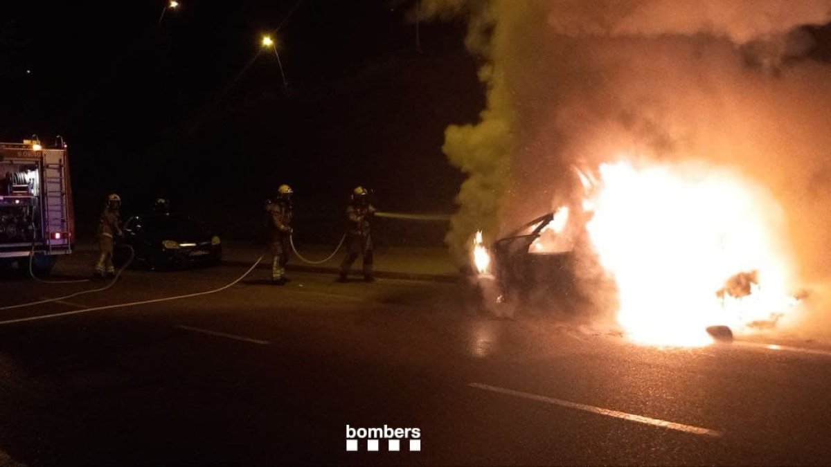 Imatge del vehicle amb flames a Reus.