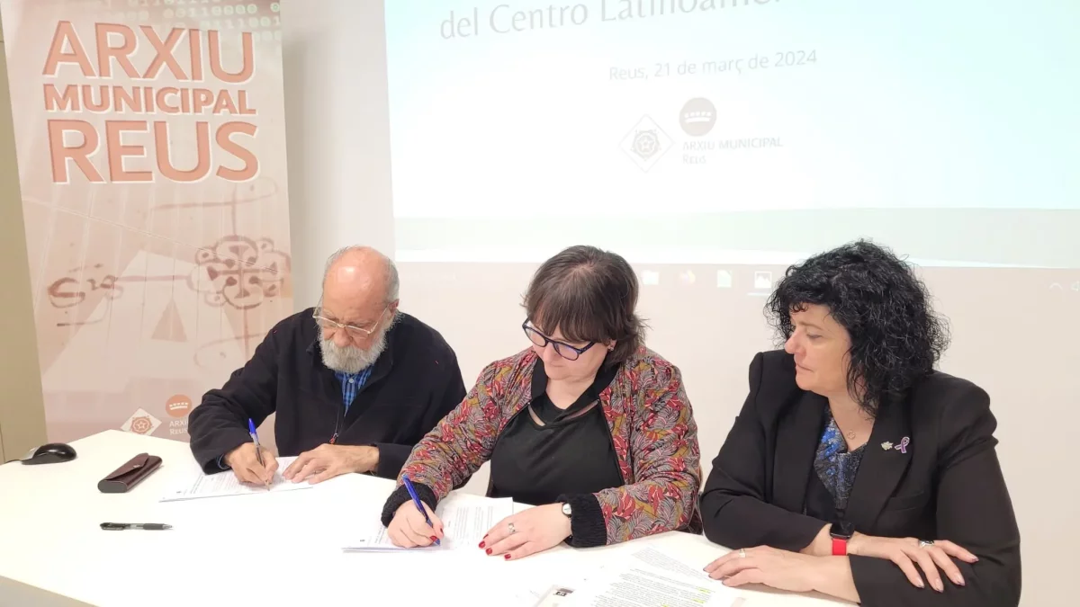 Signatura del conctracte de donació de fons del Centre Latinamericano a l'Arxiu de Reus.
