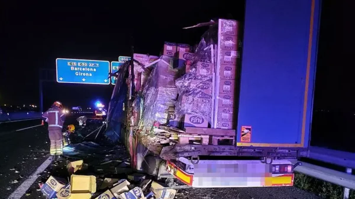 Imatge de les caixes que van caure d'un camió que va patir un accident a Banyeres.