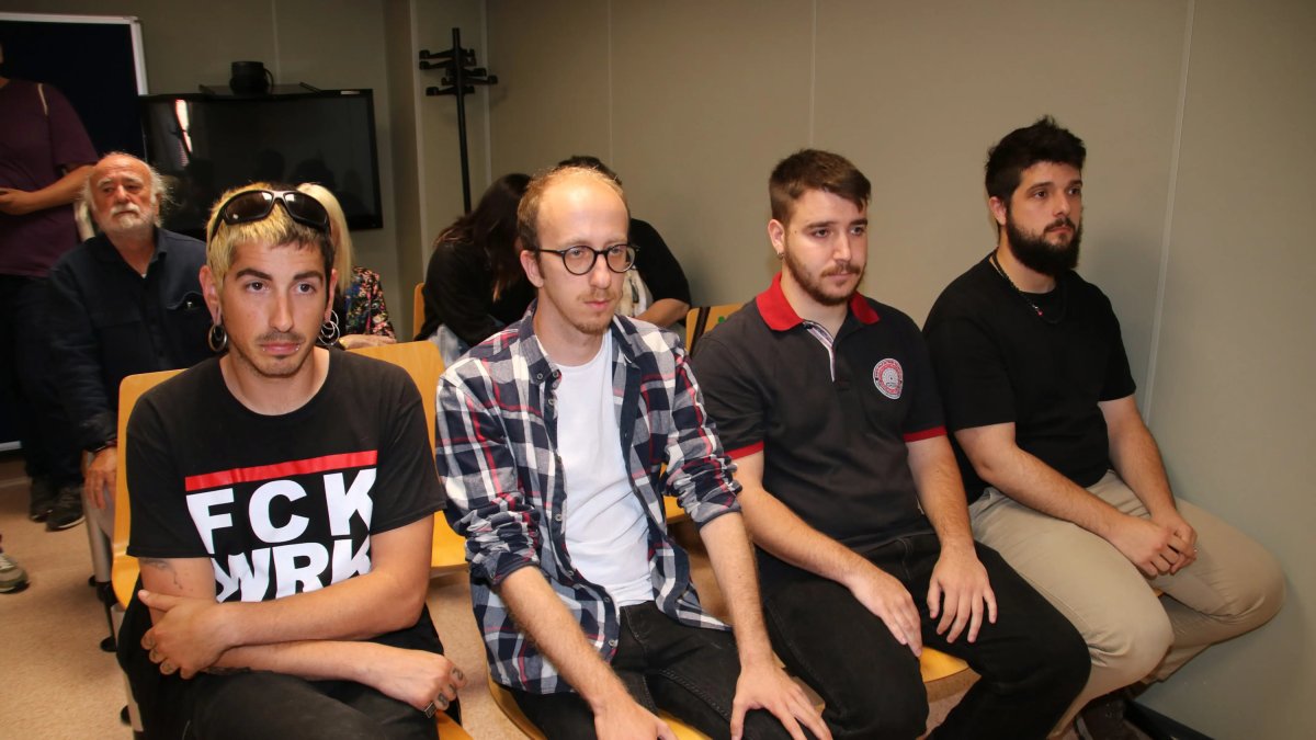 Els quatre joves del Camp de Tarragona a l'inici del judici per la seva participació a les protestes postsentència.