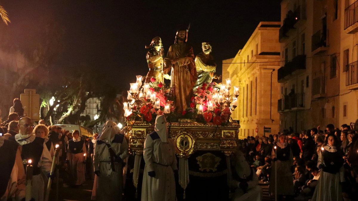 Moment en què els portants ai.xequen un pas durant la processó del Sant Enterrament de Tarragona