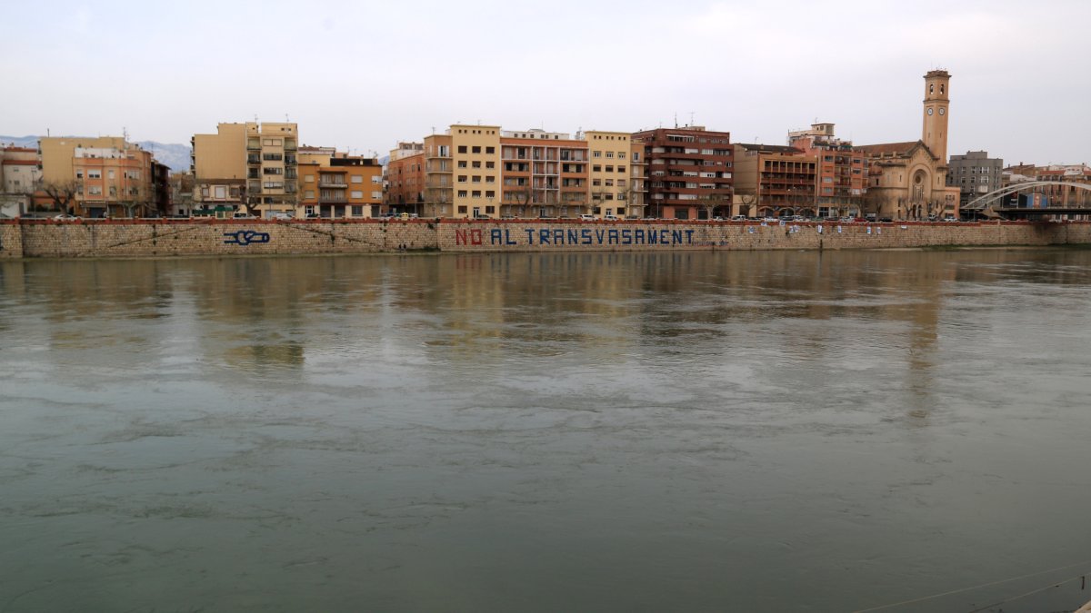 El riu Ebre al seu pas per Tortosa.