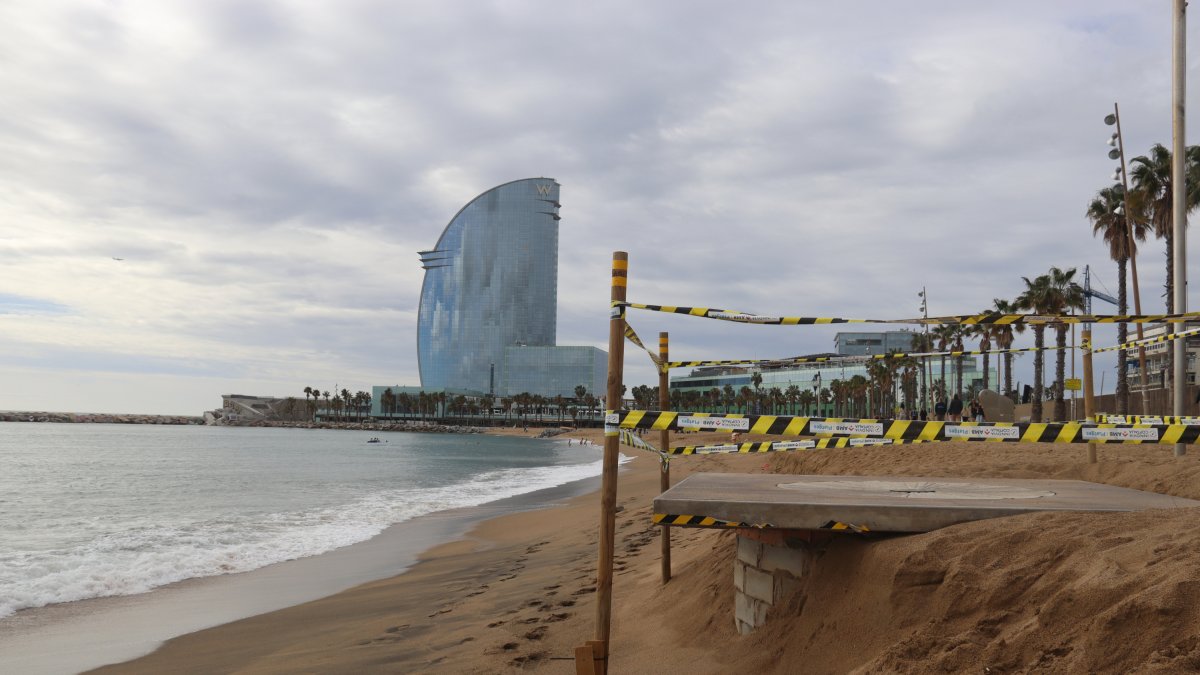 Efectes del temporal marítim a la platja de Sant Sebastià de Barcelona.