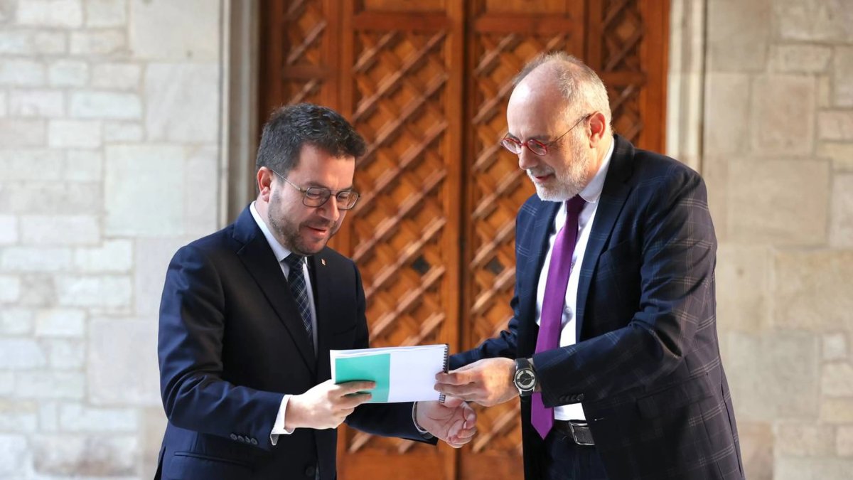 El director de l'Institut d'Estudis d'Autogovern, Joan Ridao, amb el president de la Generalitat, Pere Aragonès.