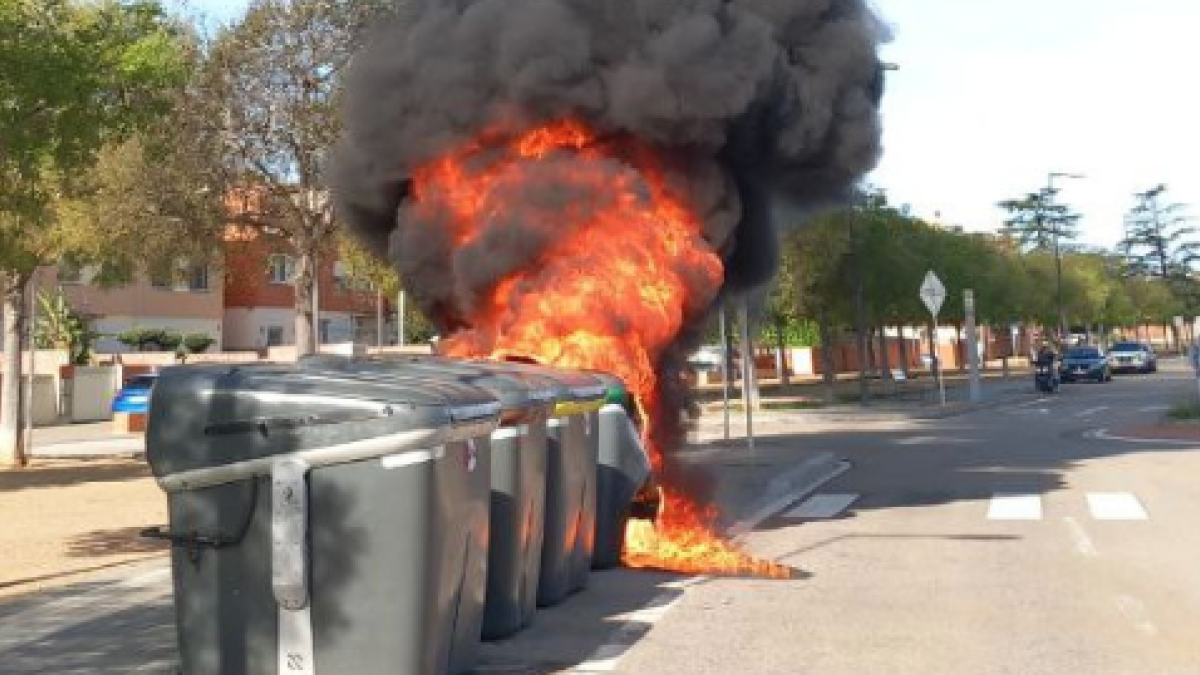 Imatge de l'incendi dels contenidors a Reus.