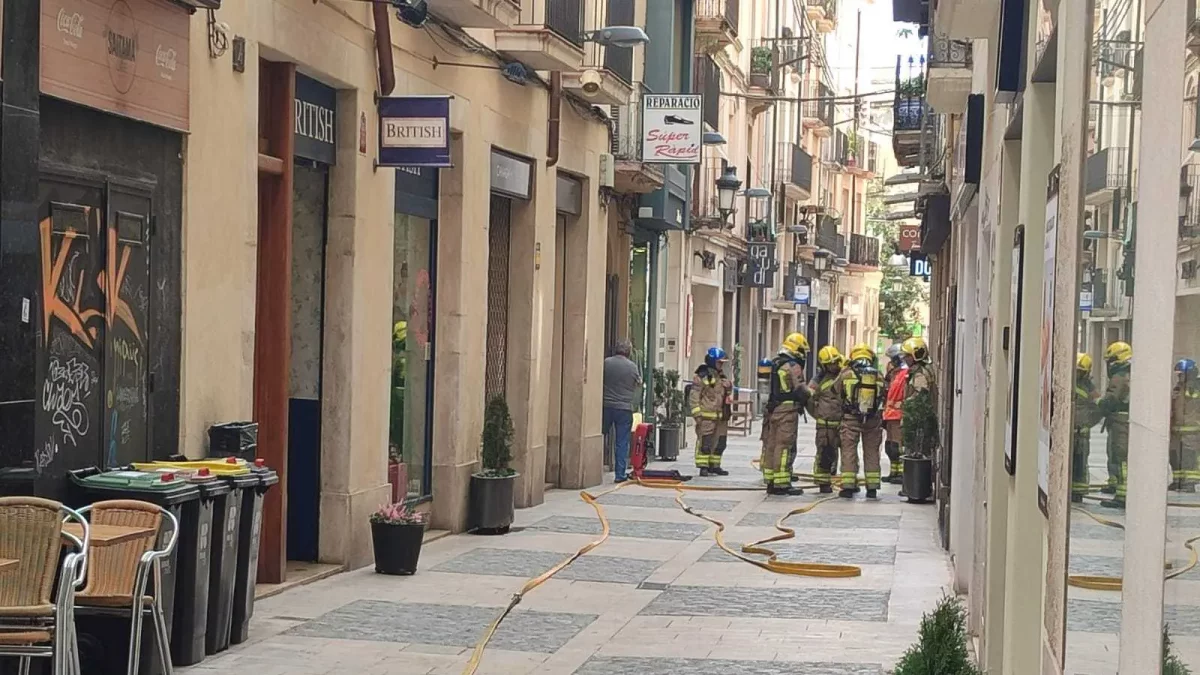 Els bombers treballant al local de reparació de calçat del carrer de la Galera.