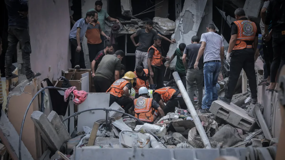 Els serveis d'emergència busquen víctimes després d'un bombardeig a Gaza  Data de publicació: dijous 02 de novembre del 2023, 13:48  Localització: Gaza  Autor: WHO