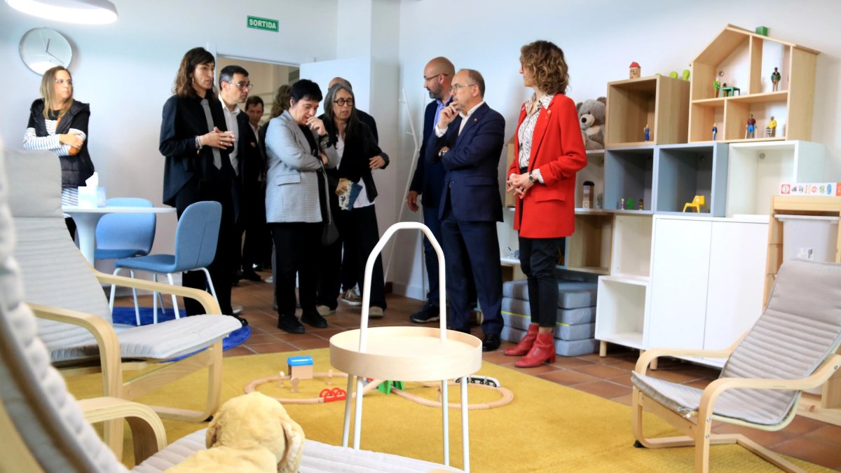 Els consellers Carles Campuzano i Tània Verge visitant una de les sales de joc de la Barnahus de les Terres de l'Ebre.