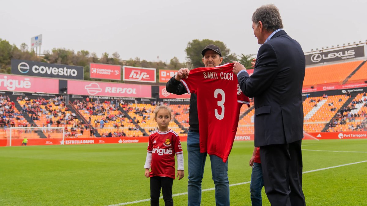 Coch rep una samarreta per part del president. Josep Maria Andreu, durant l'homenatge que li va dedicar el Nou Estadi.