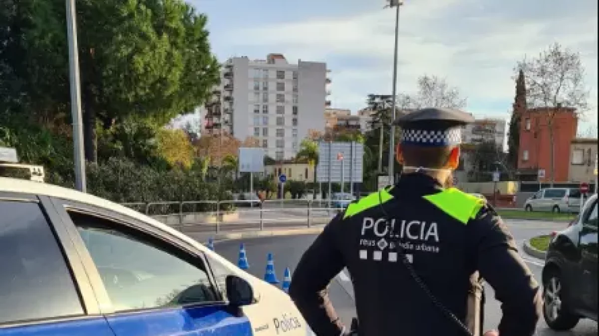 Un agent de la Guàrdia Urbana de Reus durant un control.