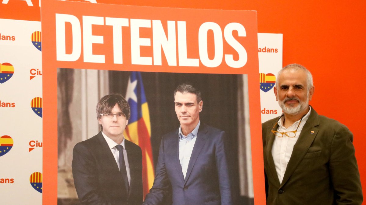 El candidat de Ciutadans, Carlos Carrizosa, amb el cartell de la campanya.