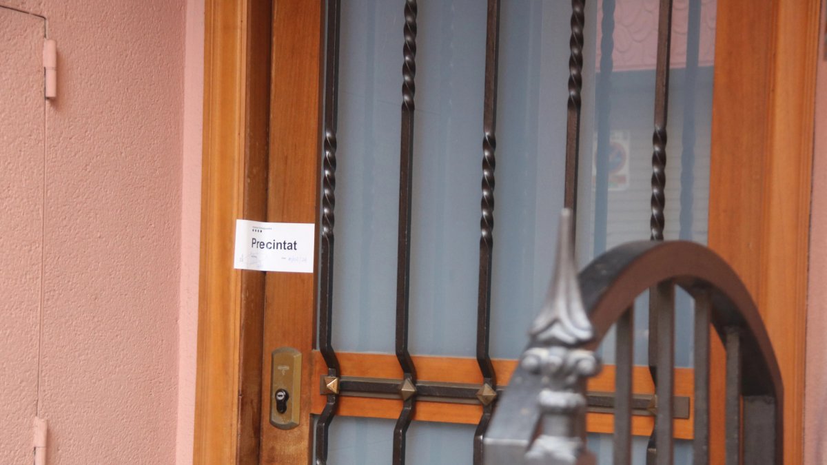 La porta del domicili precintada pels Mossos d'Esquadra.