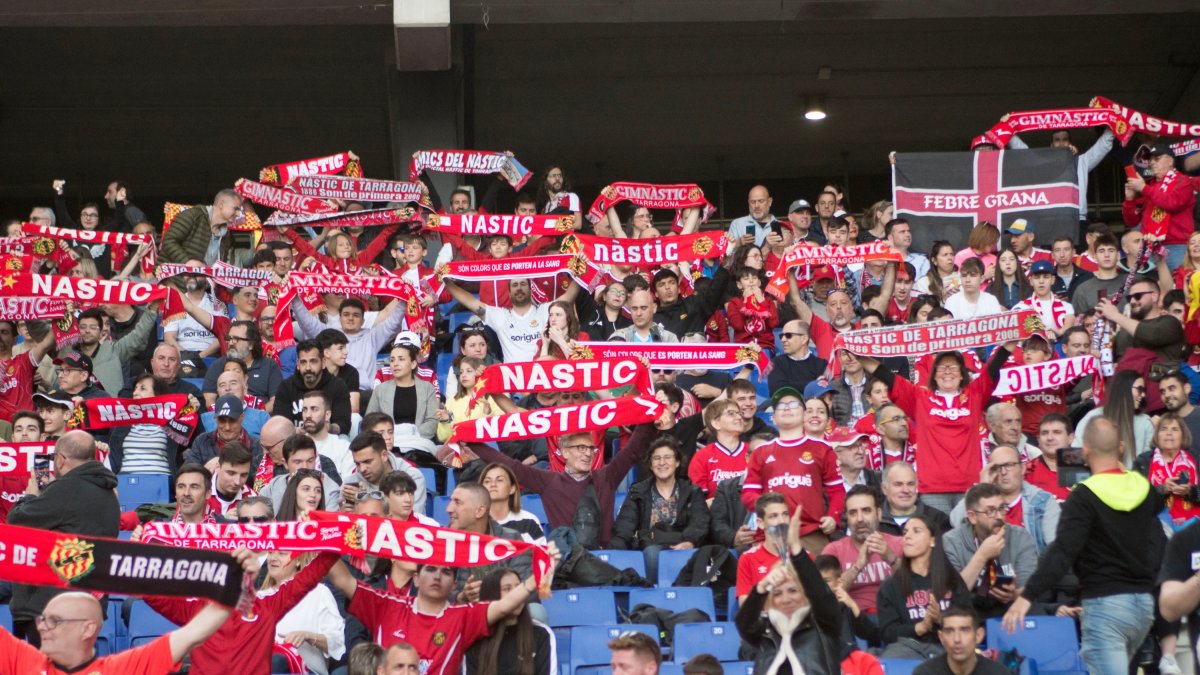 Alguns dels aficionats del Nàstic que es van desplaçar a l’Stage Front Stadium durant el duel contra el Cornellà.