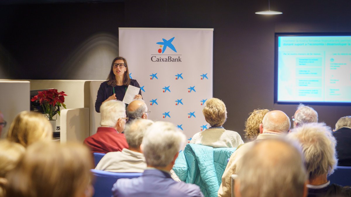 Imatge de la trobada entre Caixabanc i 31 accionistes de l'entitat a Tarragona.