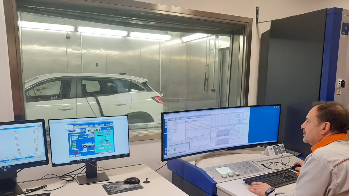 Al laboratori de motors es comprova com impacte el nou combustible en el rendiment del motor.