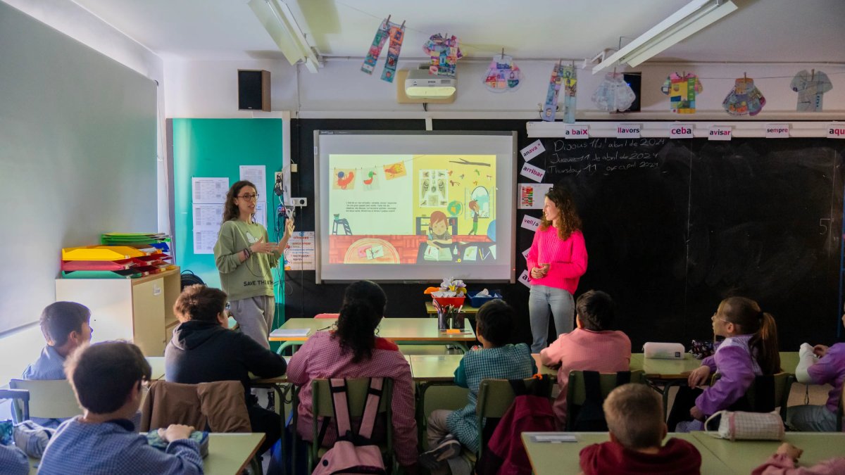 Les pedagogues de l’ONG Mirades del Món que imparteixen el taller, Noemí Amorós i Remei Martínez.