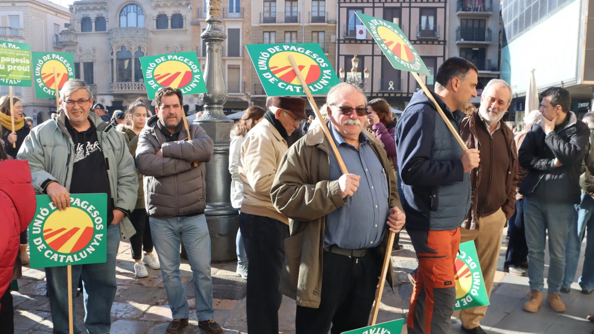 Concentració d'Unió de Pagesos davant l'Ajuntament de Reus per reclamar la urgència de les obres de l'EDAR.