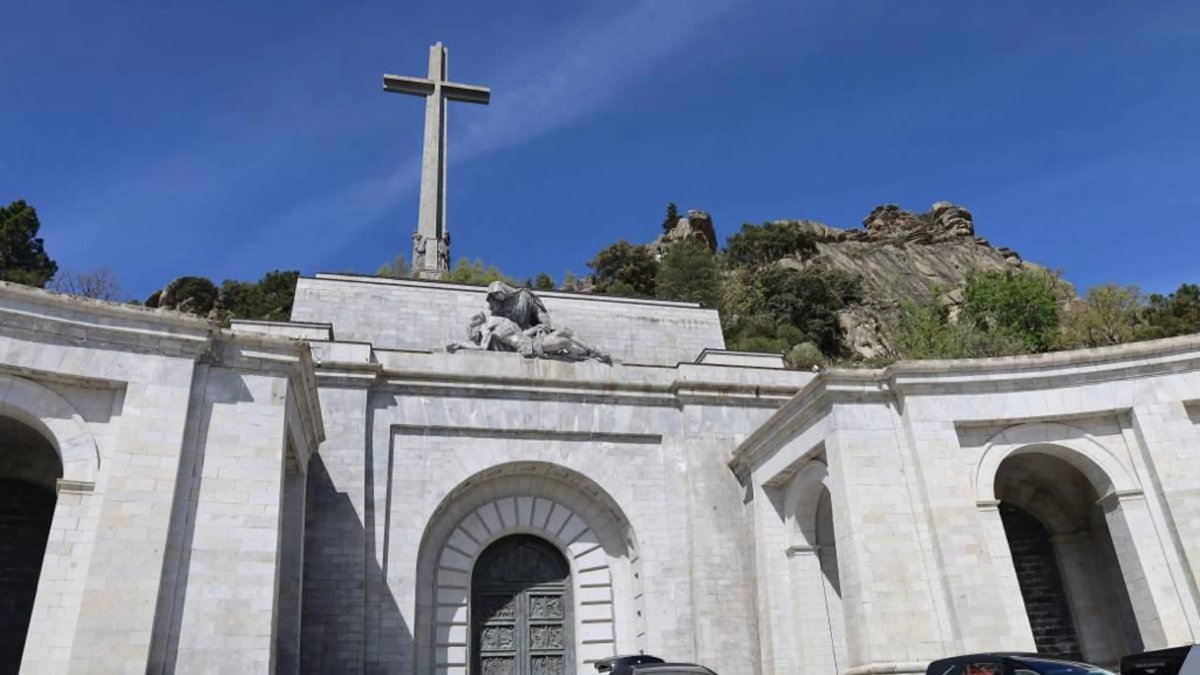 El cotxe fúnebre que ha traslladat les restes de Primo de Rivera del Valle de Cuelgamuros al cementiri de San Isidro de Madrid.