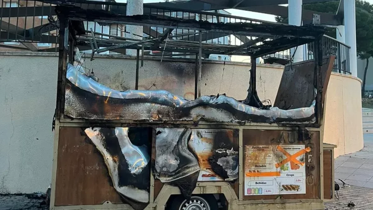Estat en el que va quedar la 'food truck' després de l'incendi.