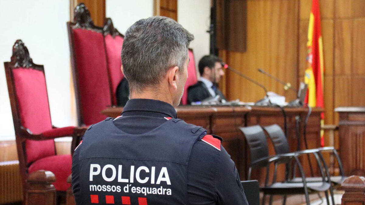Un agent dels Mossos d'Esquadra durant un judici a l'Audiència de Tarragona.