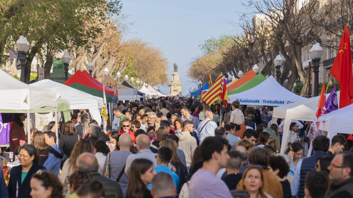 Imatge d'arxiu de la Diada de Sant Jordi a Tarragona, l'any passat.