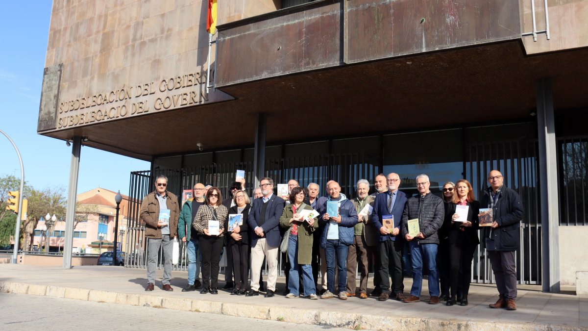 Una vintena d'autors locals a la subdelegació del govern espanyol a Tarragona.