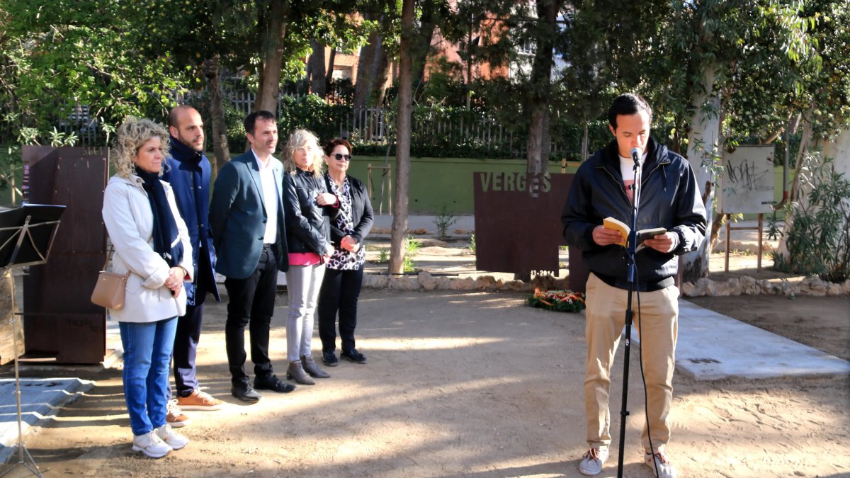 Representants del consistori escolten la lectura de fragments en l'homeatge a Gerard Vergés.