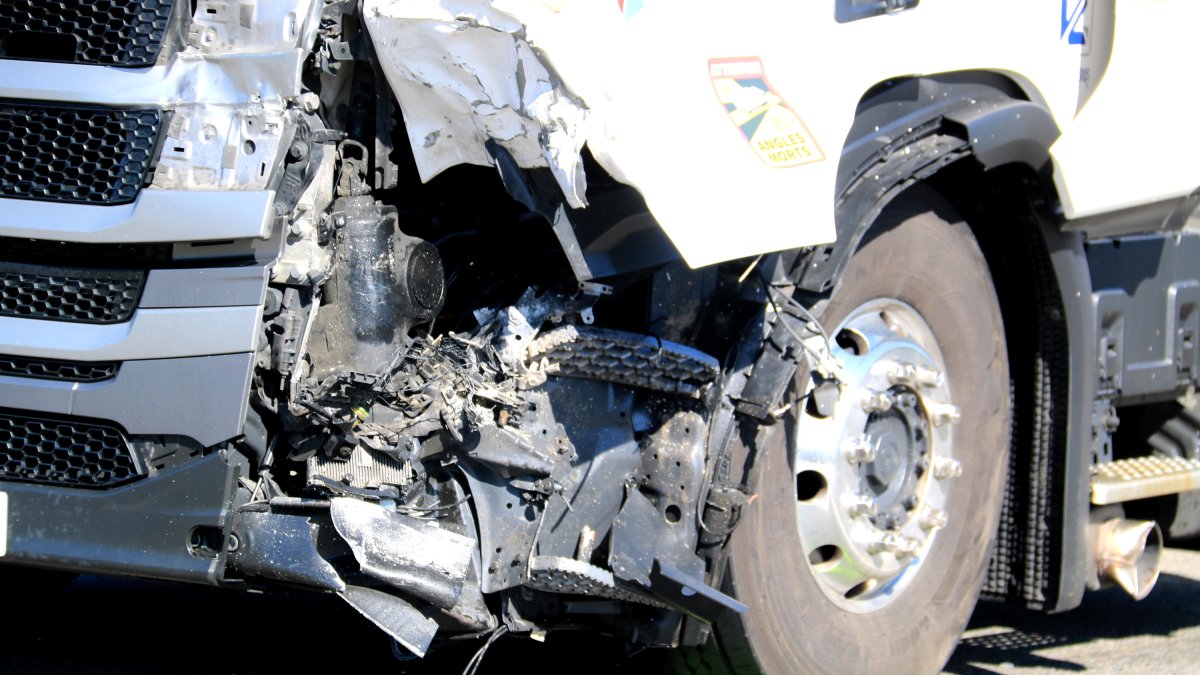 Destrosses a la part del camió on ha xocat una moto en un accident mortal a la C-12 a Tortosa.
