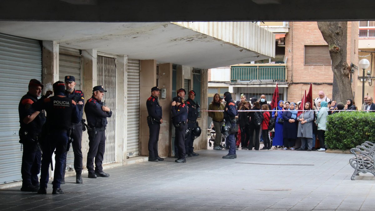 Els Mossos d'Esquadra i els manifestants davant l'edifici on s'ha desnonat una família a Tarragona.