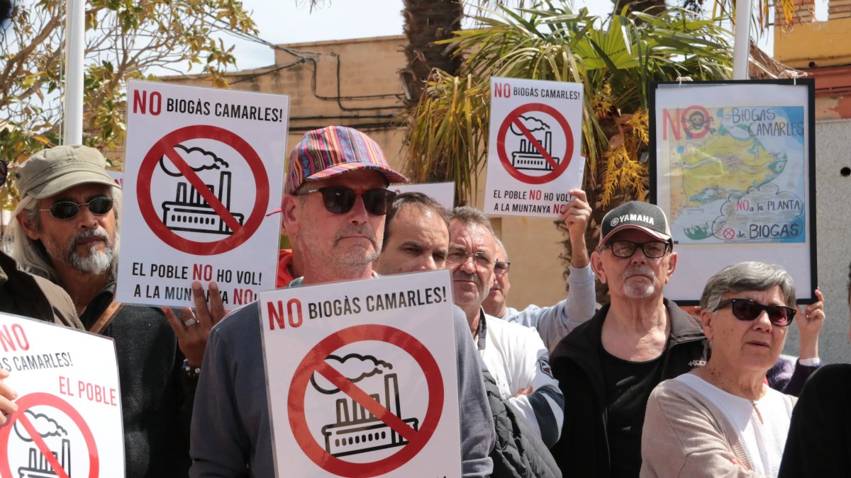 Veïns de Camarles, durant la protesta a les portes de l'ajuntament contra la possible implantació d'una planta de biogàs.