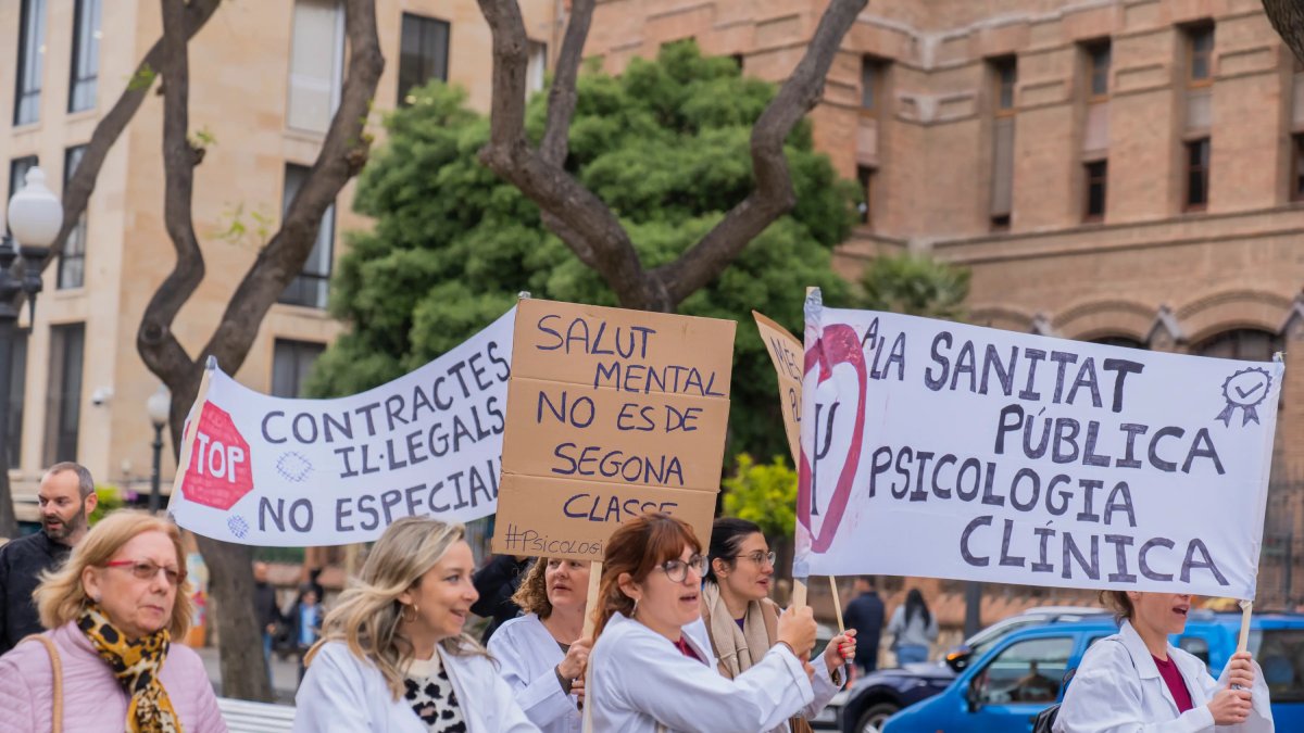 El col·lectiu es va manifestar ahir a Tarragona per evidenciar el seu enuig per la situació generada en diferents centres.