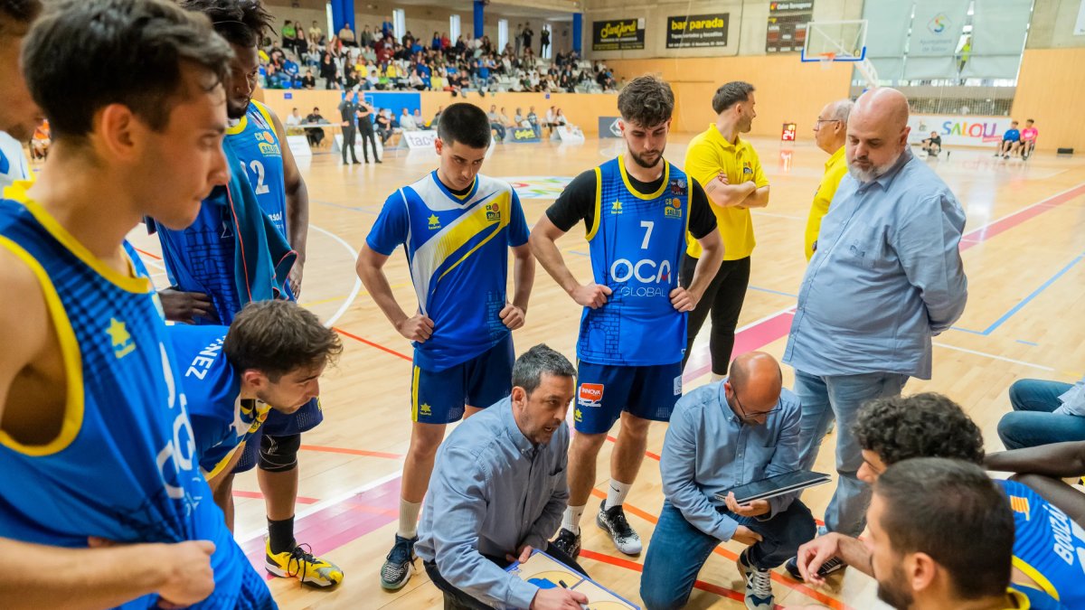 El tècnic Jesús Muñiz donant instruccions als seus jugadors durant el darrer partit de ‘play-off’.