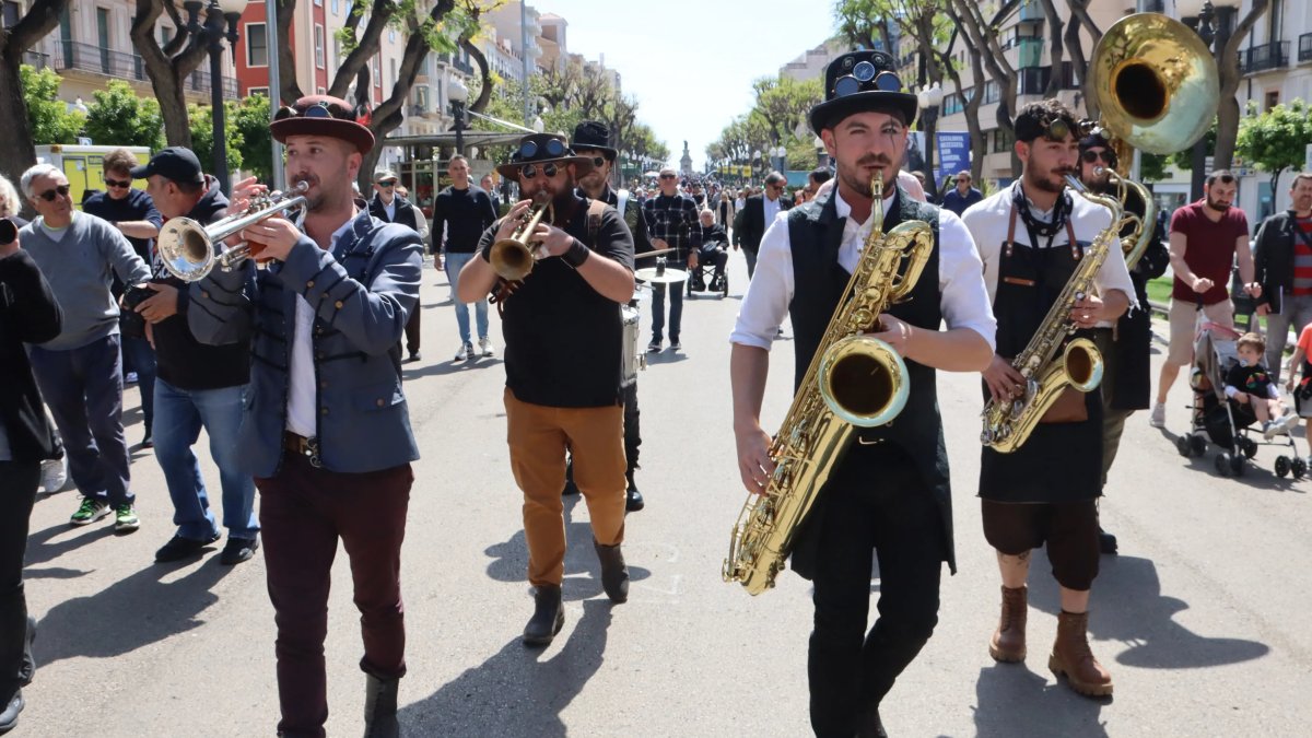 Diversos músics de la Steam Brass Band durant un dels espectacles de carrer del Festival Dixieland de Tarragona.