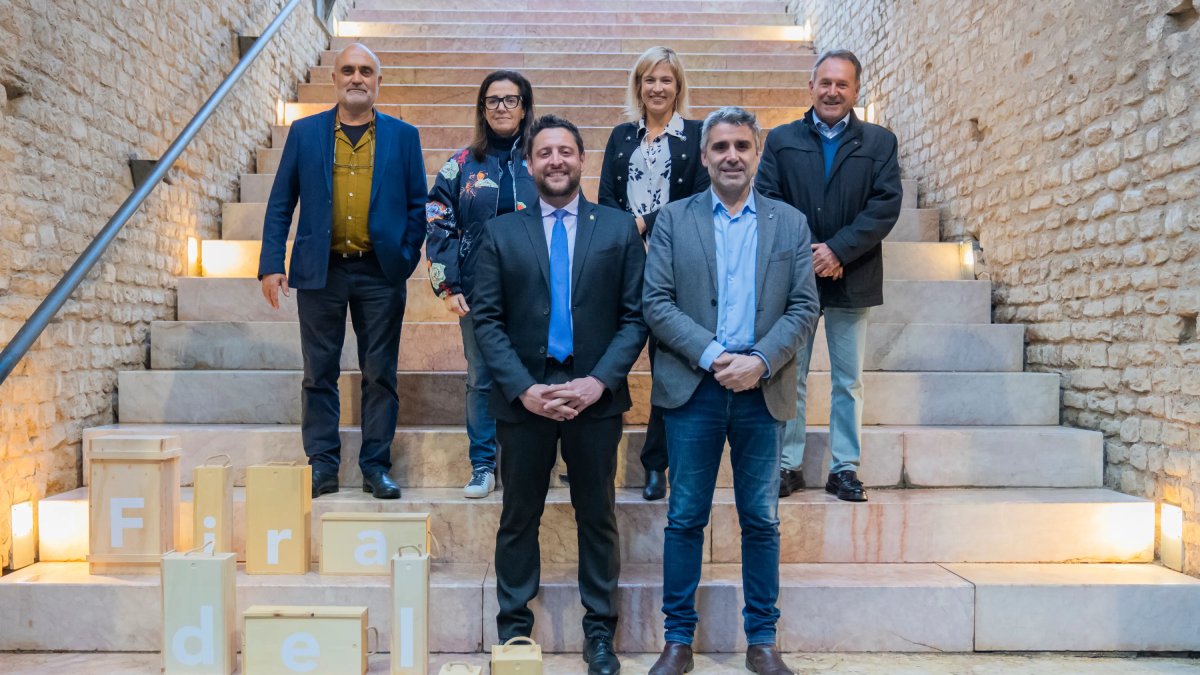 L’alcalde de Tarragona, Rubén Viñuales, amb l’alcalde de Falset, Carlos Brull, i els representants de les DO.