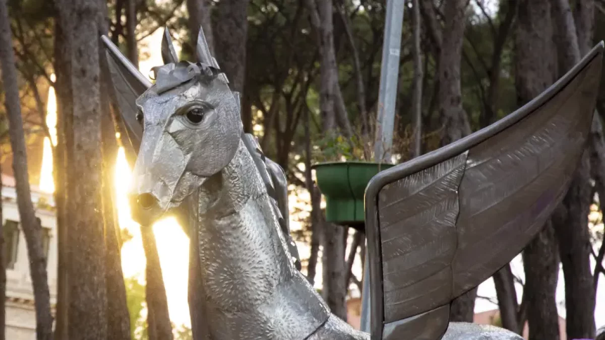 El Cavall Alat, creat per l’escultor i artesà del ferro local Antoni Mascompleix.