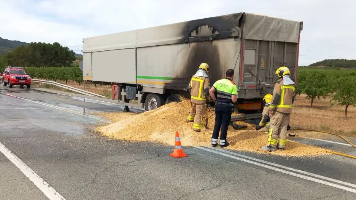 Imatge del vehicle que ha patit l'incendi a Corbera d'Ebre.