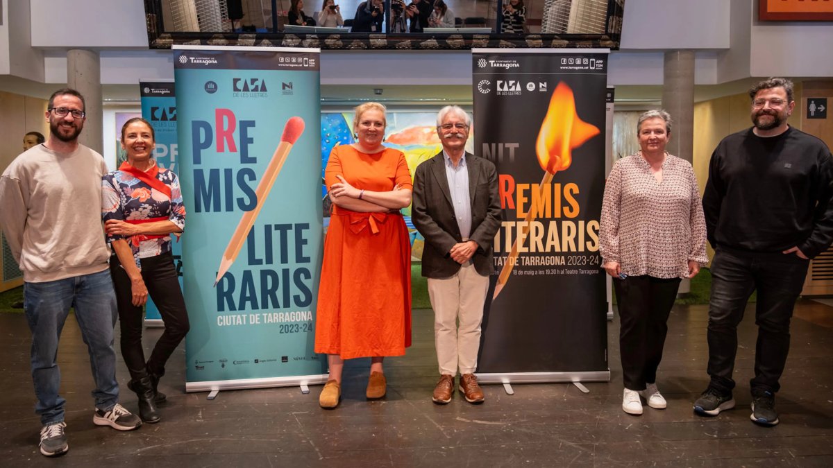 La consellera de Cultura, Sandra Ramos, acompanyada dels responsables dels Premis Literaris Ciutat de Tarragona.