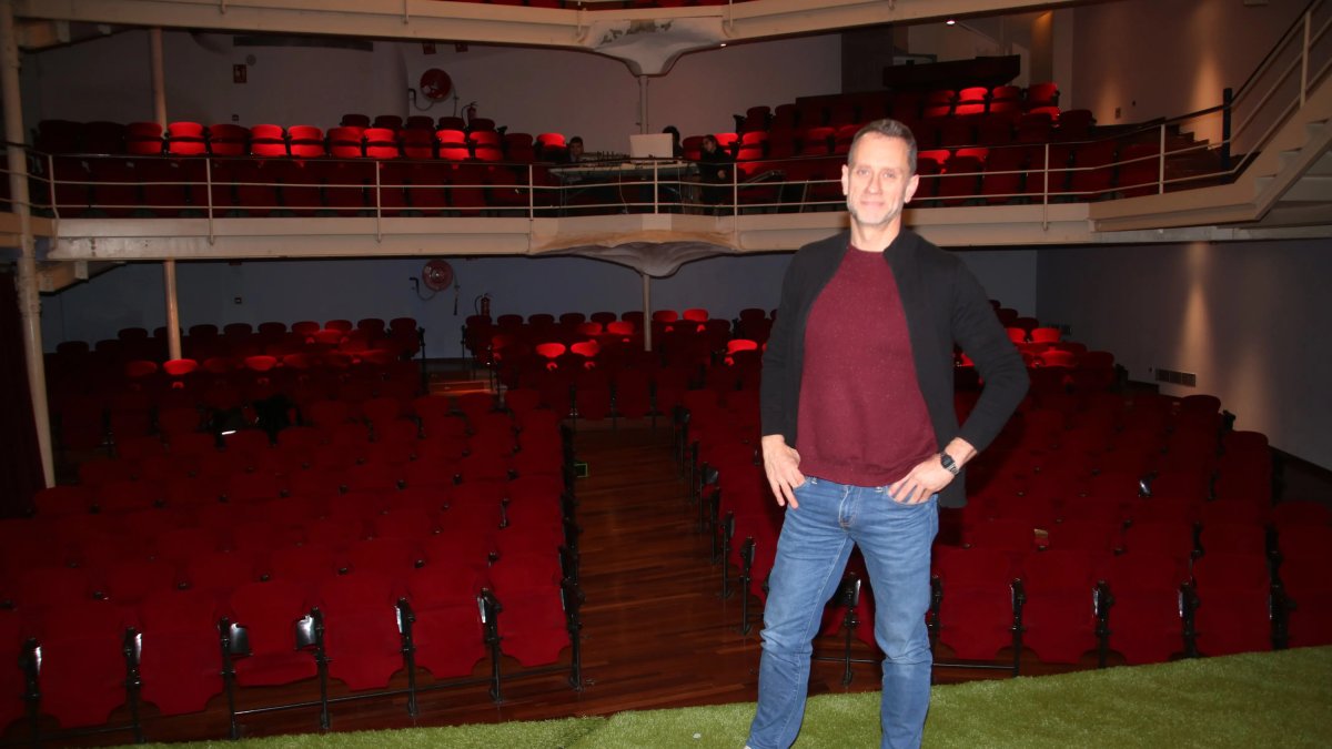 Joan Negrié, programador i gestor de la Sala Trono, dret a l'escenari del Teatre Metropol