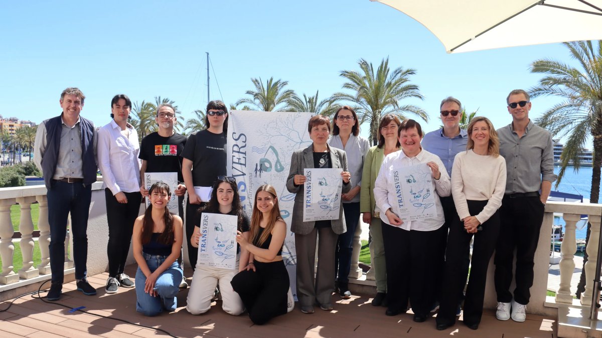 Organitzadors i participants de la tercera edició del festival de poesia Transvers de Tarragona.