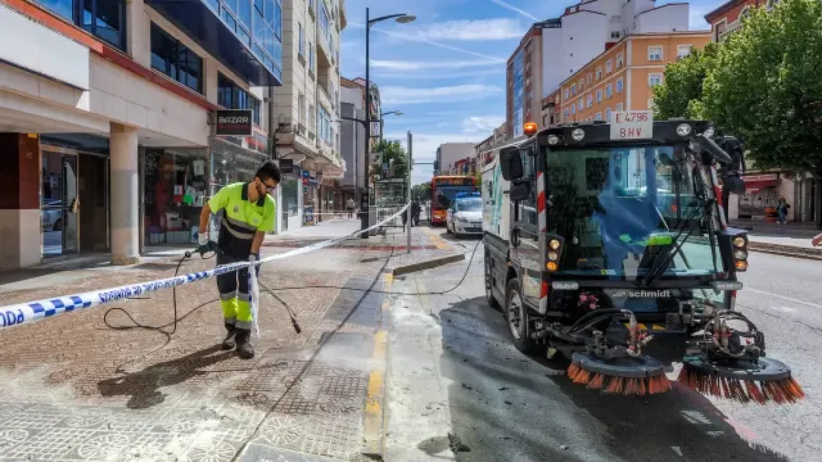 Efectivos de limpieza en el lugar de los hechos, en la avenida del Cid de Burgos.